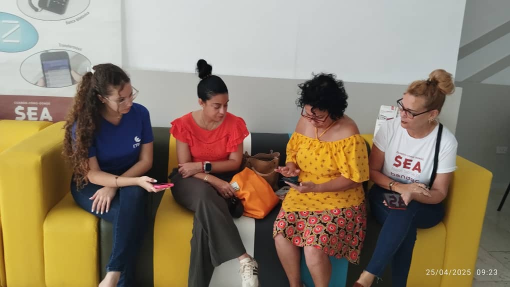 ETECSA_VC's tweet image. Se realizó en @ETECSA_VC Feria de Banca Electrónica de conjunto con @BandecVilla y @BPAVillaClara para acercar a los clientes a nuestros servicios y a las bondades del Comercio electrónico💳📲
#TransformaciónDigital 
#Transfermóvil
#JuntosPorVillaClara