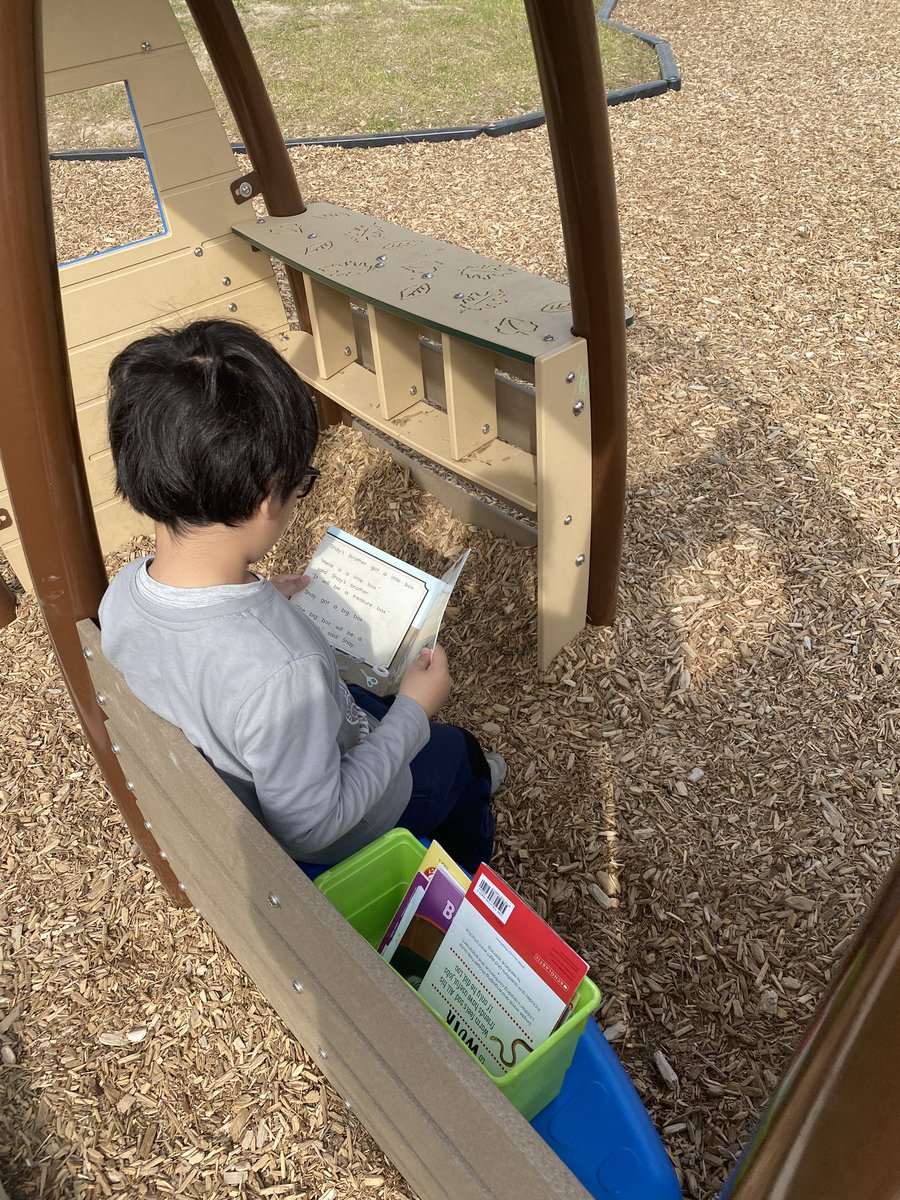 Avid readers find places to read everywhere! #bemisthinkers