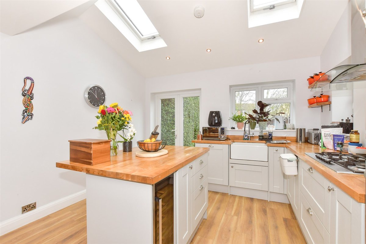 🏡 3 Bedrooms | Whitstable, Kent

This stunning semi-detached house has an impressive, open-plan kitchen/diner, benefiting from a vaulted ceiling with twin-Velux windows flooding light throughout the space.

Find out more and book your viewing:
👉 birdeye.cx/avaanp