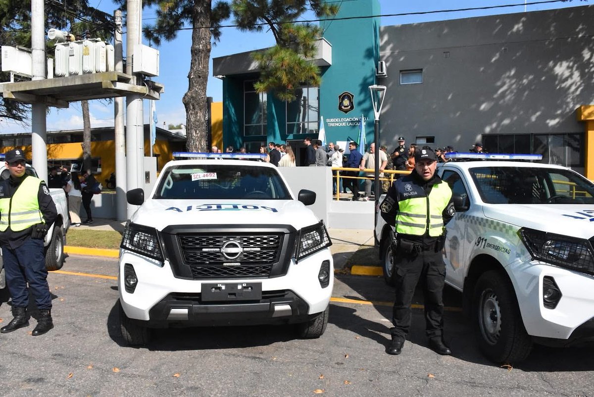 Junto al gobernador <a href="/Kicillofok/">Axel Kicillof</a> y el Ministro de Seguridad @javialonsook inauguramos la nueva sede de la DDI en Trenque Lauquen 🏢🚔, una obra que fortalece la seguridad en todo el distrito 🙌 
 
También recibimos nuevos móviles 0 km para la policía de Seguridad del distrito 💪