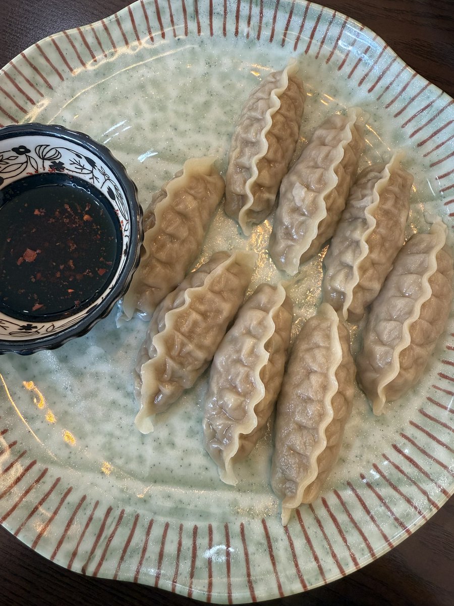 📍선비칼국수 영통점
(경기 수원시 영통구 청명남로 25 2층 207호)
.
.
.
.
처음 가보는 체인점이었는데, 면을 두 종류로 뽑아서 섞어서 준다. 그래서 면 식감이 미쳤음. 진짜 쫄깃하고 맛있음. 나는 들깨감자옹심이 시키고 다른 분이 비빔칼국수 시켰는데, 옹심이도 괜찮았지만, 역시 칼국수 집에서는