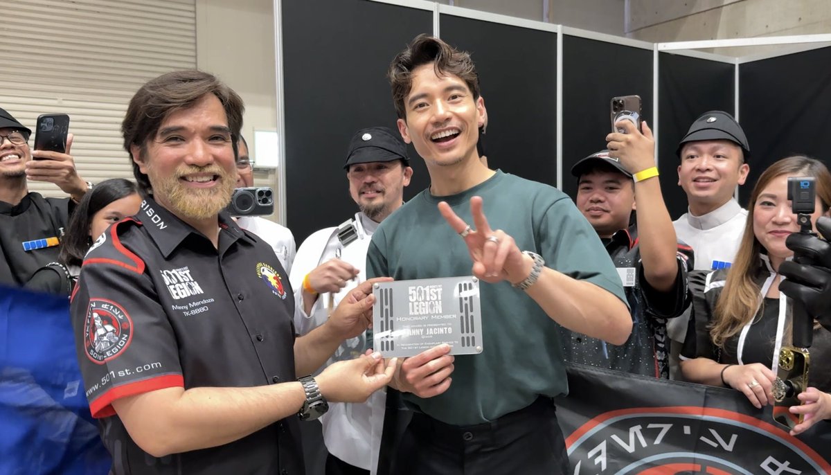enrkio's tweet photo. The Philippine Garrison presents @MannyJacinto 's 501st Honorary Member plaque in person during @SW_Celebration Japan.

•••

@501stLegion, ✅ success!

#SWCJ #MannyJacinto #StarWarsCelebrationJapan https://t.co/ngYyzbJsa5