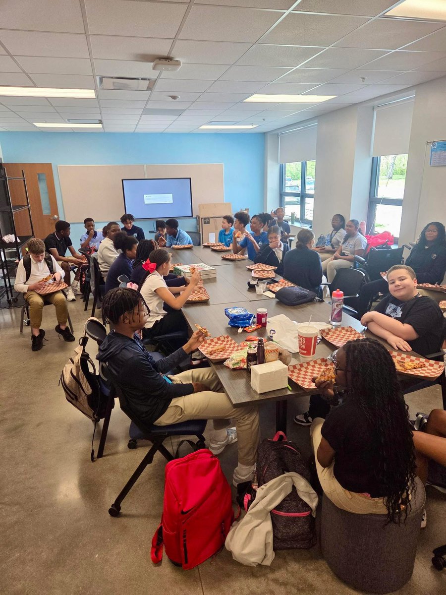 Thank you  to University of Louisville football player Shammai Gates for donating pizza to our SWAG and Men of Quality groups for their year end celebration! These groups have had tremendous growth this year and have a lot to be proud of and celebrate! 
#ExpectgreaTness