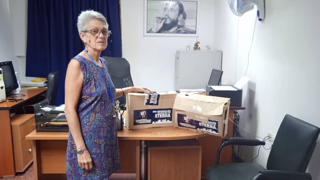 Glucómetros, biosensores, y otros aditamentos y medicamentos para diabéticos, donados a los #CDRCuba, fueron entregados al Instituto de Endocrinología, de esta capital. iGracias una vez más a quienes nos ayudan a romper el bloqueo! #Cuba #UnidosXCuba #TumbaElBloqueo