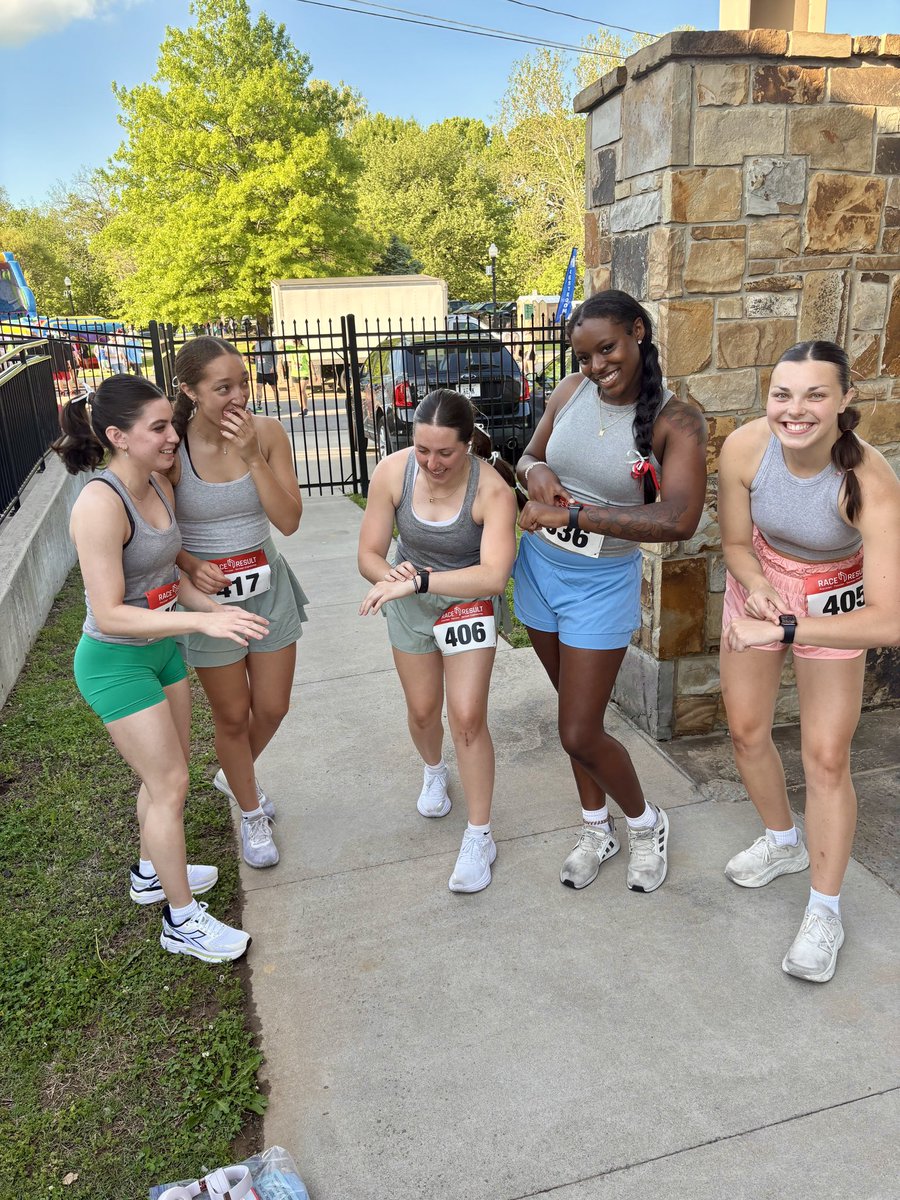 RiverHawksWBK's tweet photo. Started the day volunteering at the Red Fern Festival and ended it with the Red Fern 5k! Great way to end postseason! 🎊 https://t.co/1X0bf0qhEp