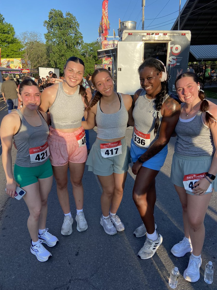 Started the day volunteering at the Red Fern Festival and ended it with the Red Fern 5k! Great way to end postseason! 🎊