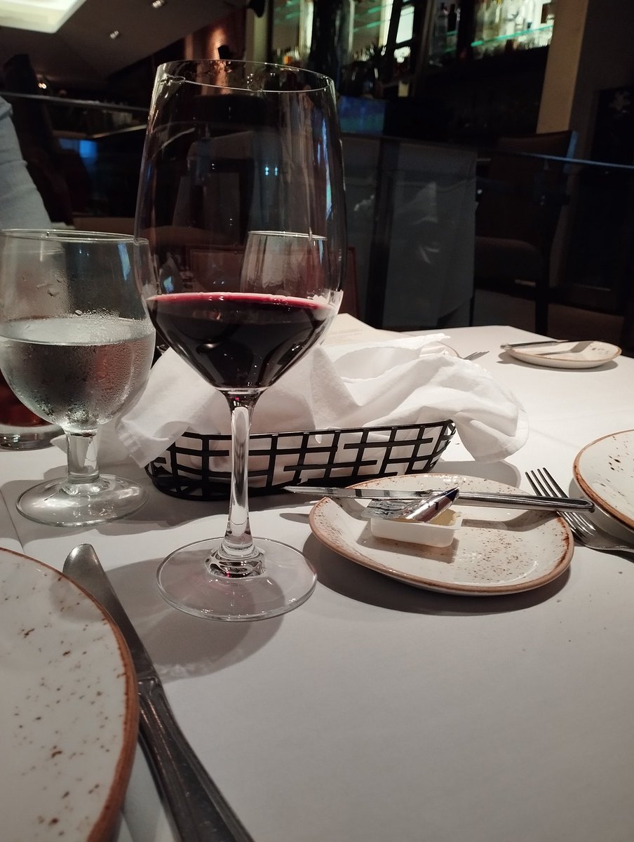 F_Diego_'s tweet image. Me encantaría estar en una relación exclusiva, con alguien lindo, que no ande puteando en apps, que no me proponga tríos, que seamos solo él y yo… pero como eso no va a pasar, ¡salud!