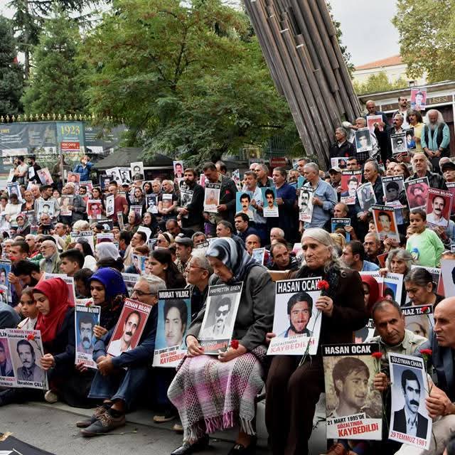 1048.Hafta
Bin Kırk Sekiz Haftadır Cumartesi anneleri soruyor.
Failler Belli Kayıplarımız Nerede?
#CumartesiAnneleri1048Hafta