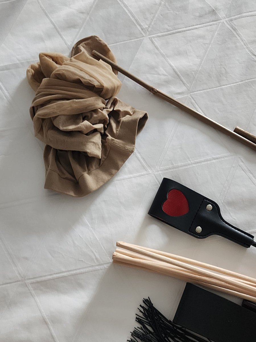 Treeboy2022's tweet image. 매맞기전에 침대위에 올려져있는 주인님의 스타킹... ㅎㅎㅎ 보기만해도 설레인다. ^^