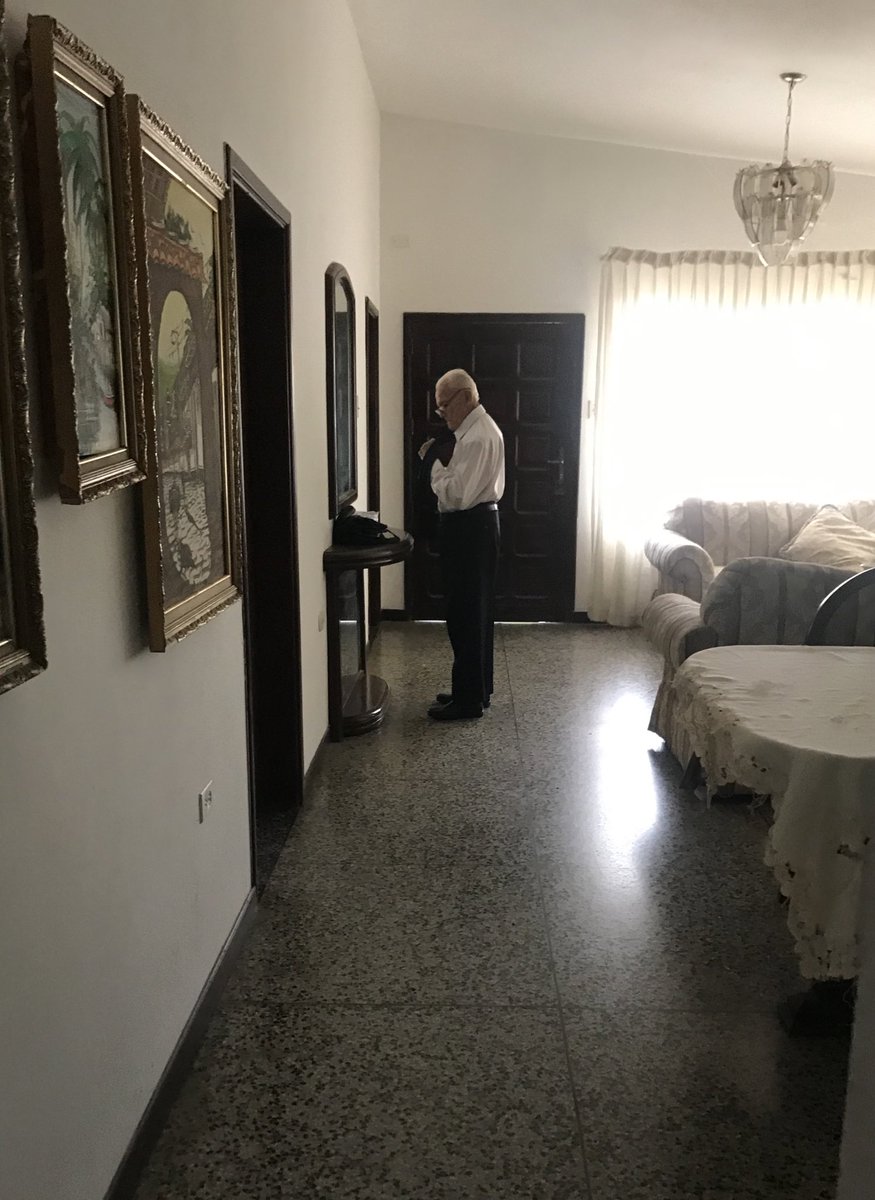Mi papá, preparandose para celebrar su cumpleaños 83
