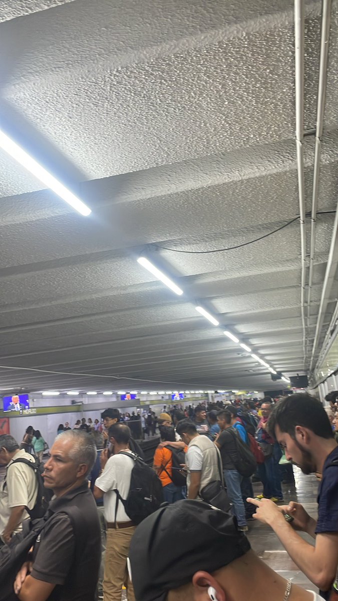 Vicente_OcampoD's tweet image. Ya pueden mandar un puto tren a línea 3 llevan todo el día de la verga culeros