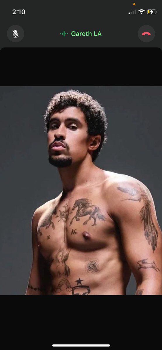 En qué momento Bad bunny pasó de ser un hombre blanco a un latino Moreno ? 🤔