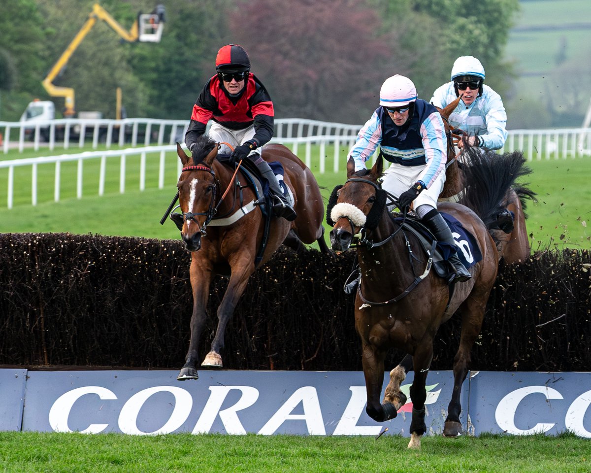 A wonderful result in tonight's Dunraven Bowl Hunters' Chase with Pink Eyed Pedro, the race winner in 2019, taking the prize for a second time for owner and sponsor David Brace. The winner - now aged 14 - is in the black and red colours <a href="/DunravenWindows/">DunravenWindows</a>
