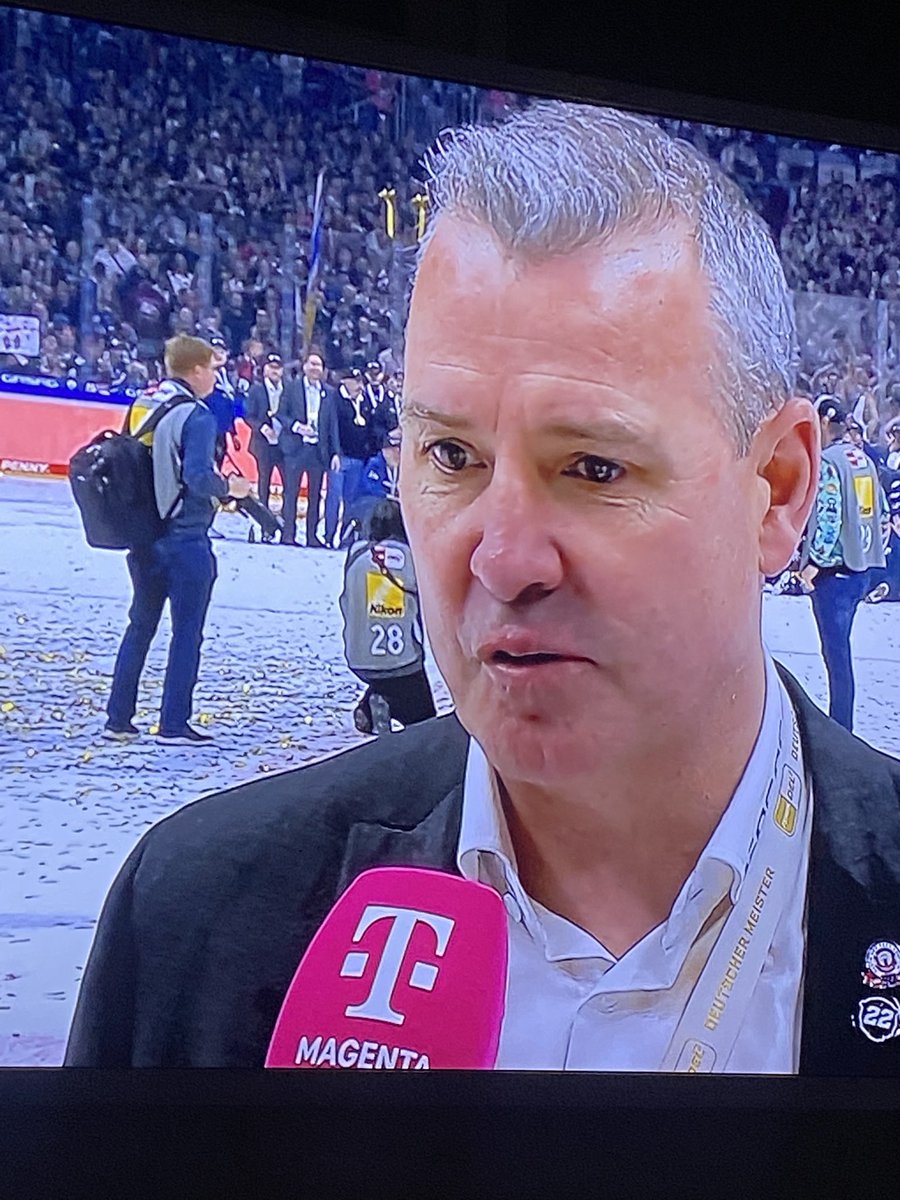 Im schlechten Jahr sollte er gehen. Es wurde an ihm festgehalten. Genau richtig. Was ein Coach. Super. Glückwunsch
