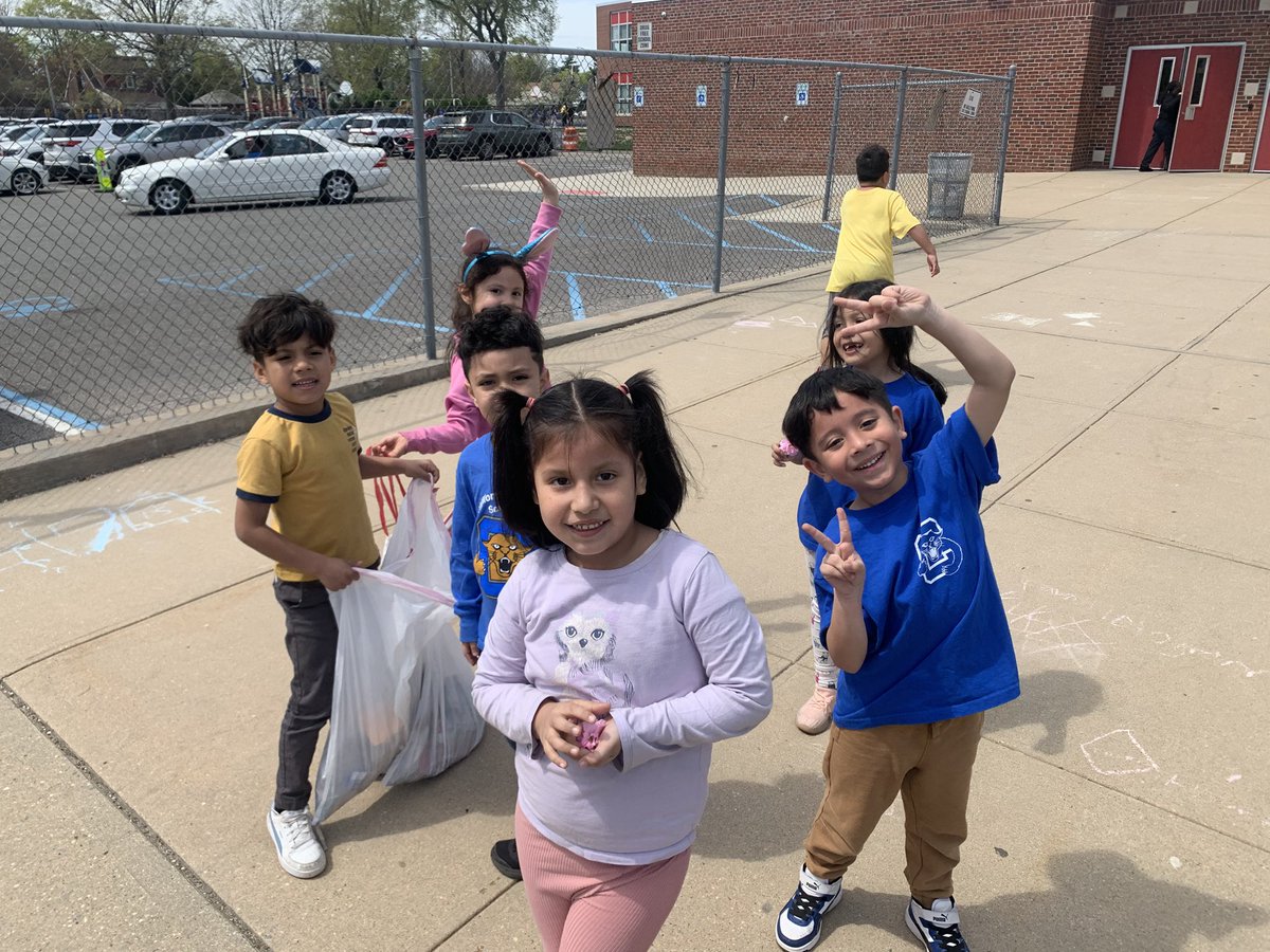 Today we made a positive impact by picking up the trash in front of our school. 🌎 Together we can make a difference!
<a href="/CASCougars/">California Avenue</a> 
#cascougarpride
 #EarthDay2025 
#positiveimpact