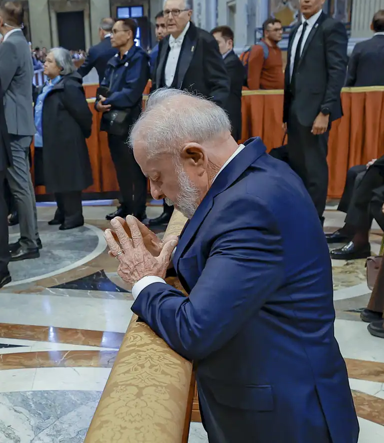 Murió el único Papa argentino de la historia, y el presidente  de su propio país, Javier Milei, llegó tarde para despedirlo en la Basílica de San Pedro. El que estuvo presente fue el presidente de Brasil, Lula Da Silva