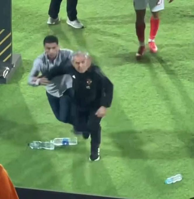 مهما حصل منه ومع غضبى الكبير منه ومن اول الموسم بقول موسم صفرى لكن هذا المنظر لايليق بنا نحن مشجعى النادى الاهلى لايصدر منا مثل هذه الافعال