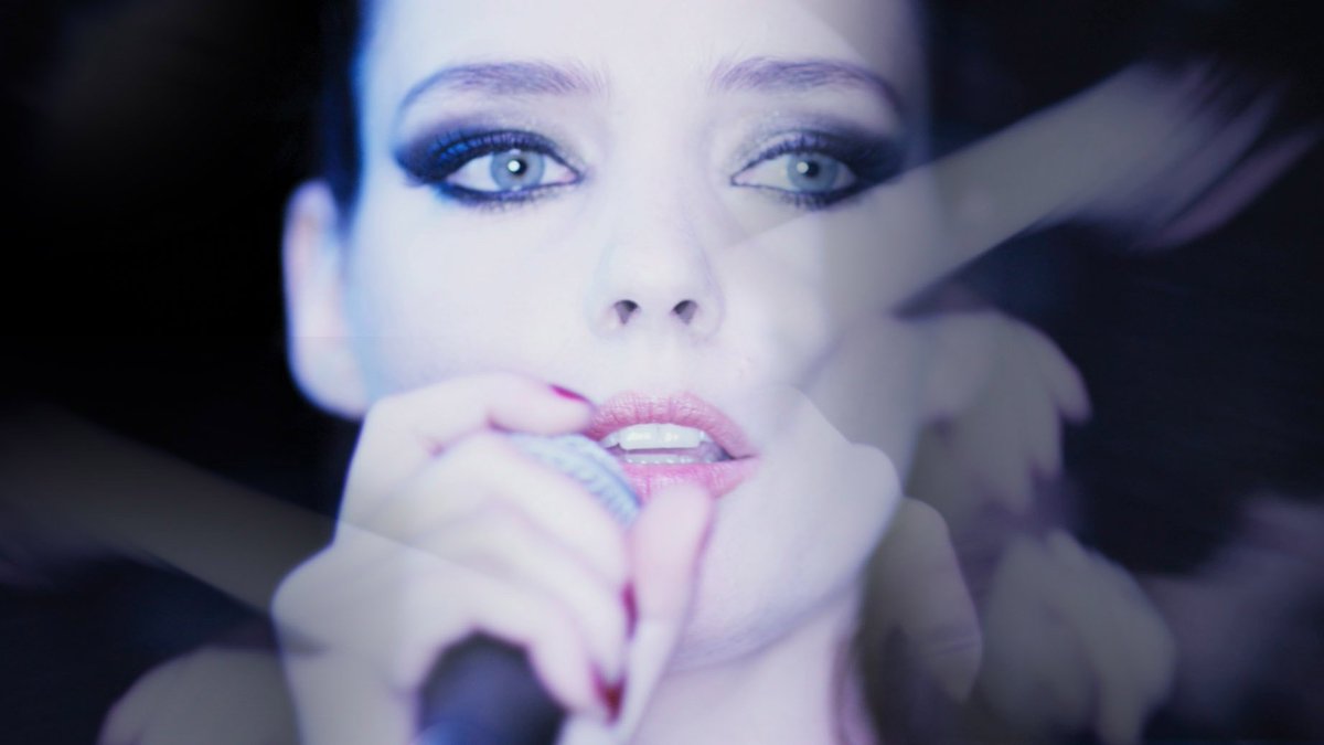 Roxane Mesquida dans Malgré la nuit.