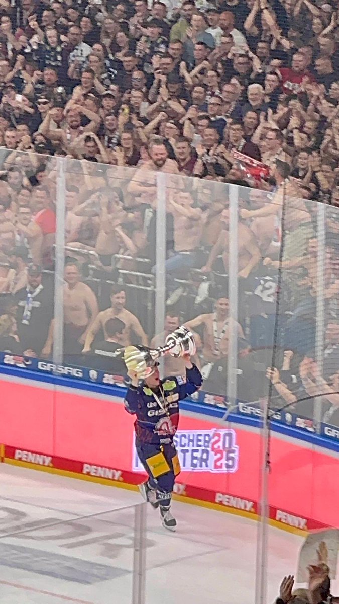 Senatsverwaltung für Inneres und Sport (@innensenatorin) on Twitter photo 🥇🎉👏 „Herzlichen Glückwunsch!! Die #EisbärenBerlin gewinnen den #Meistertitel in der <a href="/DELoffiziell/">Deutsche Eishockey Liga</a> . Wir freuen uns mit der Mannschaft, allen Fans. #Berlin ist stolz auf die #Champions im Eishockey“, freuen sich Sportsenatorin Iris Spranger und Staatssekretärin <a href="/Fcm_BeckerSPD/">Franziska Becker</a>. 🥇🎉👏 „Herzlichen Glückwunsch!! Die #EisbärenBerlin gewinnen den #Meistertitel in der <a href="/DELoffiziell/">Deutsche Eishockey Liga</a> . Wir freuen uns mit der Mannschaft, allen Fans. #Berlin ist stolz auf die #Champions im Eishockey“, freuen sich Sportsenatorin Iris Spranger und Staatssekretärin <a href="/Fcm_BeckerSPD/">Franziska Becker</a>.