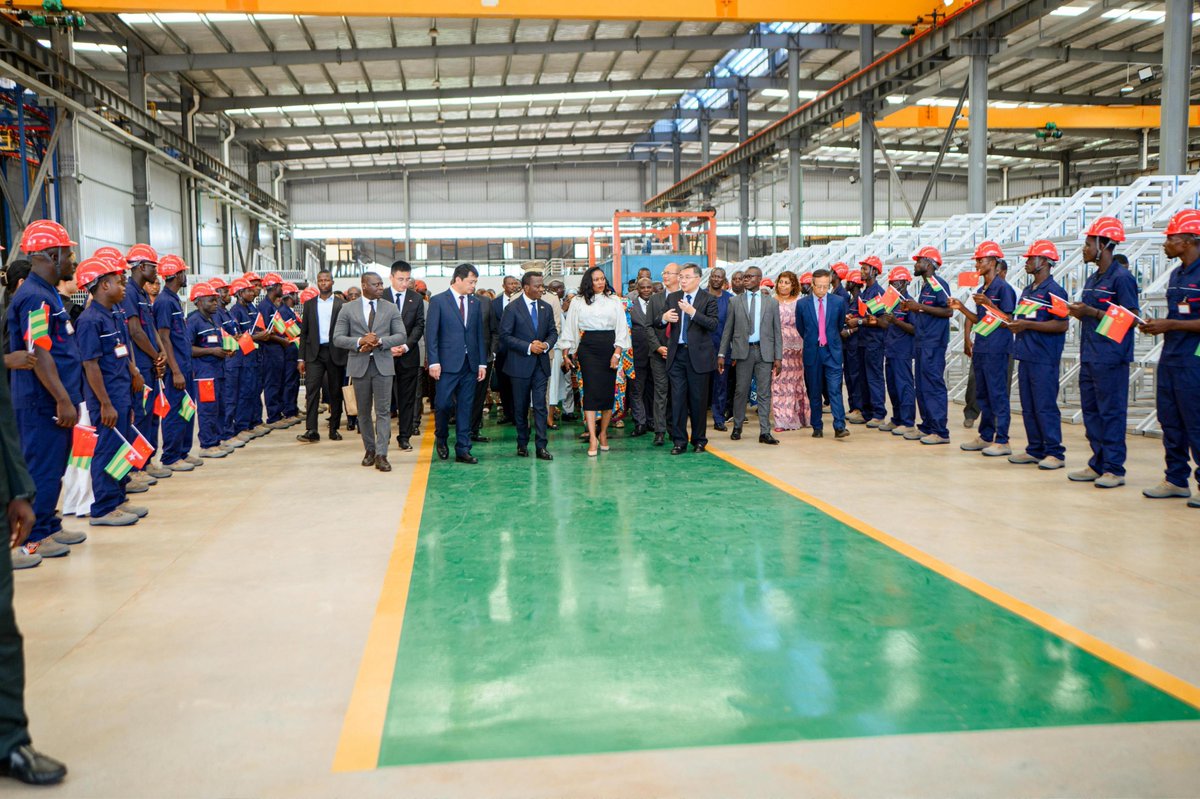 Promo_InvestTg's tweet photo. Le 24 avril, sous le haut patronage du PR, le Président de l’Assemblée nationale a inauguré Vivace Groupe (aluminium) et posé la première pierre d’ATMS Togo (textile). Des avancées pour une économie résiliente et la transformation locale. 
#Transformation  #MadeInTogo https://t.co/4GVNF5vx9F