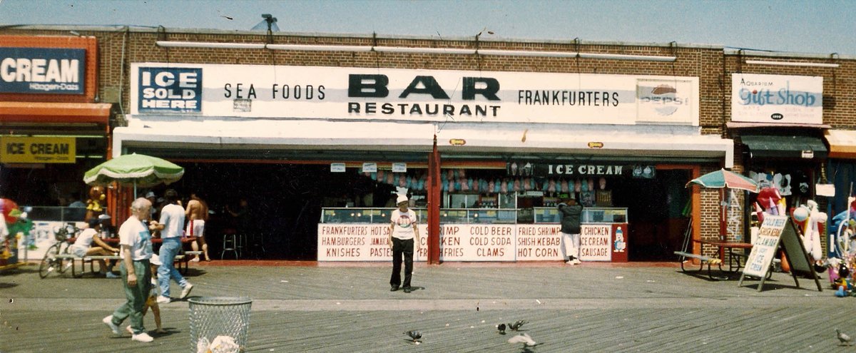 RubysBarGrill's tweet image. Legendary @RubysBarGrill circa 1992! You&apos;re thinking: WHAT?! And we&apos;re like: WE KNOW ... we look TOTALLY different now!!! 😆

#ConeyIsland #FlashbackFriday #TotalTransformation