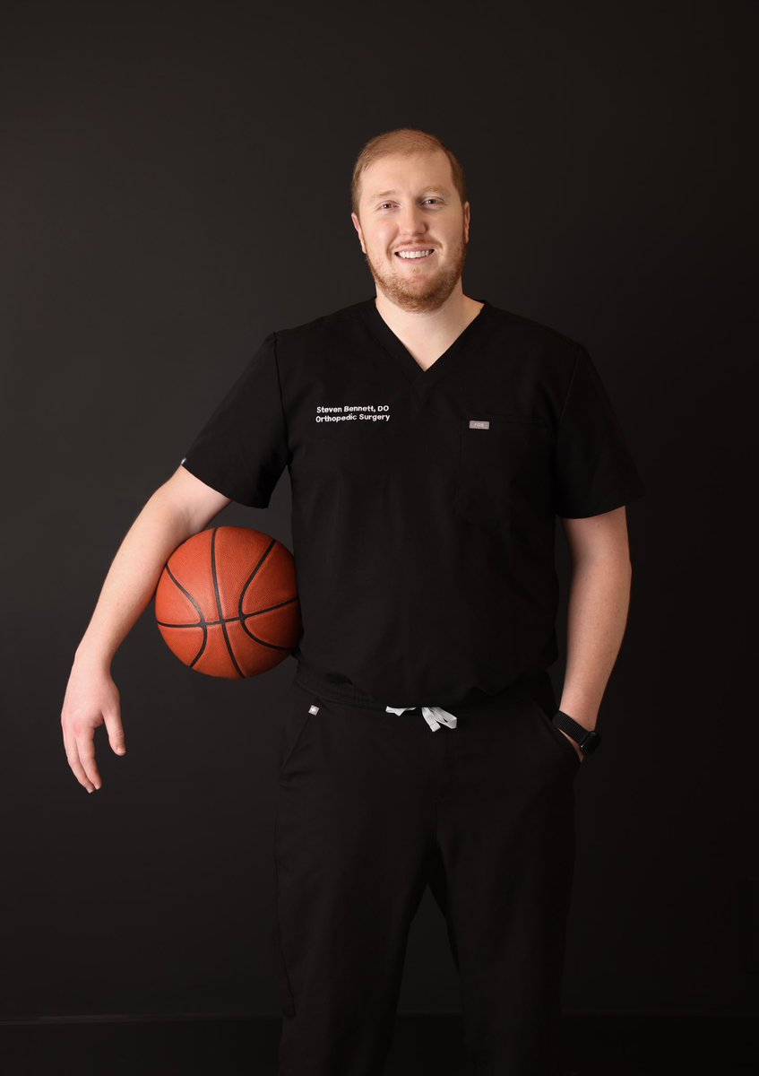8 years ago I set out with a goal to become an orthopedic surgeon because of the injuries I went through. I remember when my teammates asked me to get up during the game when I couldn’t. I remember the moments alone on the weekend rehabbing.

🧵 (1/7)