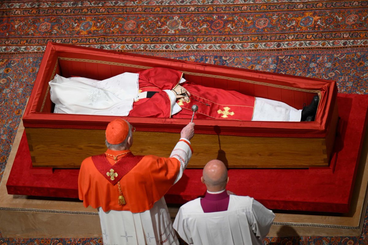 Damian_North's tweet photo. The pope’s coffin has been sealed #PopeFrancis #PapaFrancesco #PapaFrancisco #PopeFuneral #PapalFuneral #Rome https://t.co/Xi9WrWckRc