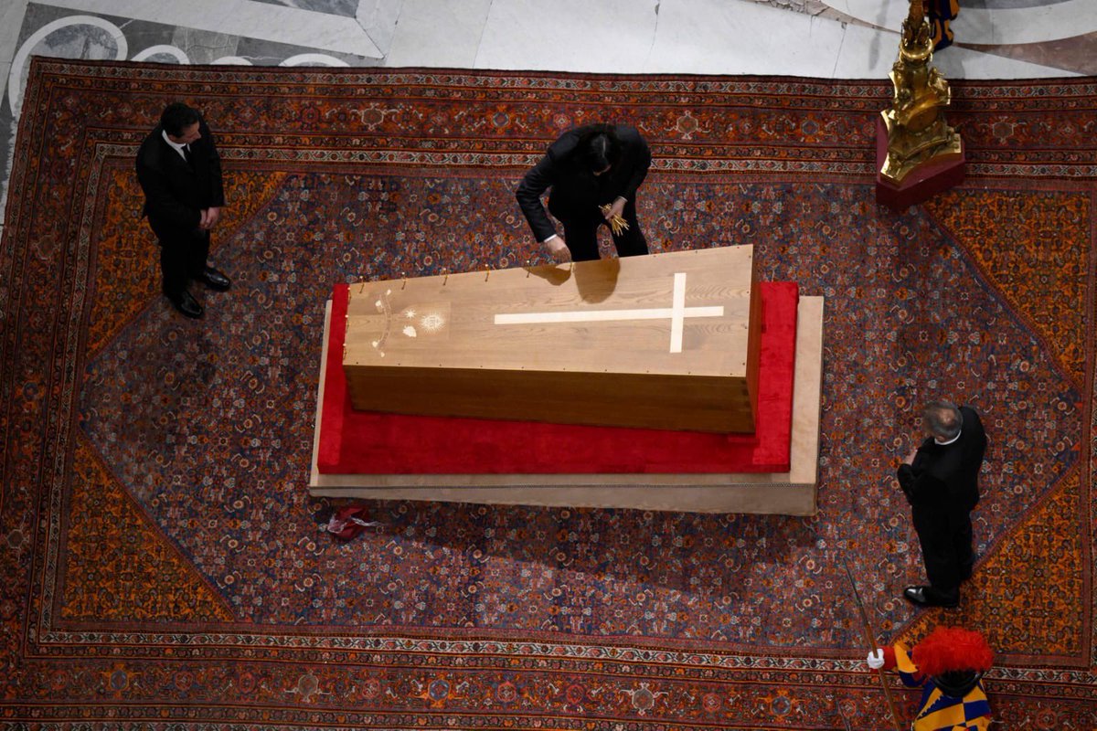 Damian_North's tweet photo. The pope’s coffin has been sealed #PopeFrancis #PapaFrancesco #PapaFrancisco #PopeFuneral #PapalFuneral #Rome https://t.co/Xi9WrWckRc