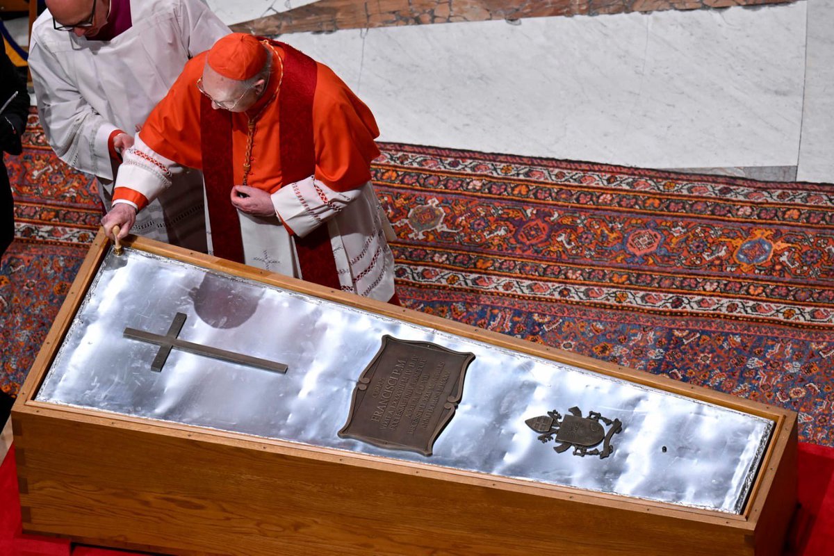 Damian_North's tweet photo. The pope’s coffin has been sealed #PopeFrancis #PapaFrancesco #PapaFrancisco #PopeFuneral #PapalFuneral #Rome https://t.co/Xi9WrWckRc