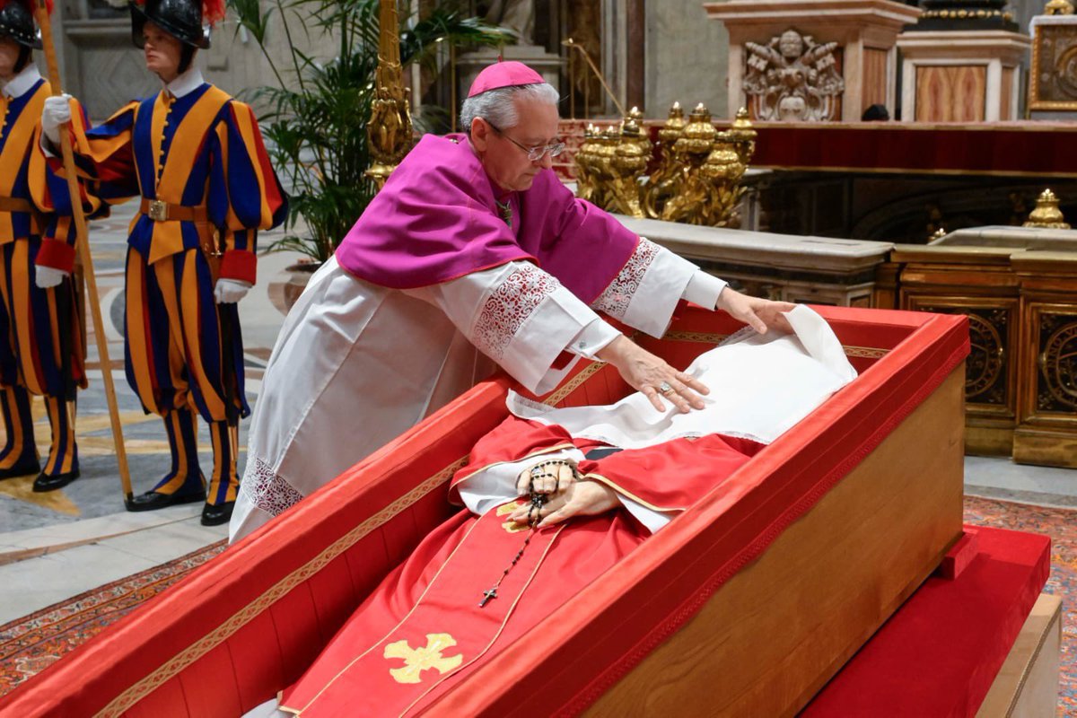 Damian_North's tweet photo. The pope’s coffin has been sealed #PopeFrancis #PapaFrancesco #PapaFrancisco #PopeFuneral #PapalFuneral #Rome https://t.co/Xi9WrWckRc