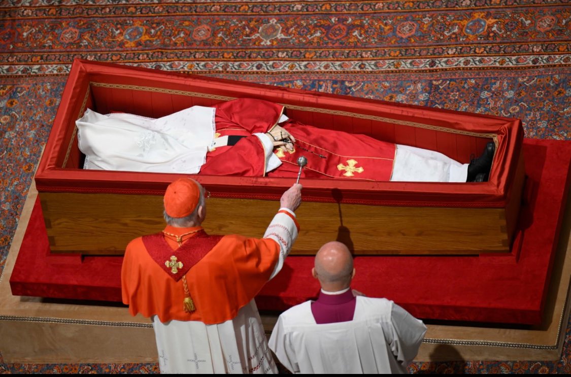 Imágenes de la ceremonia de la Clausura del ataúd del #PapaFrancisco
El rito se realizó a puerta cerrada y también estuvieron presentes los familiares del #Papa
Durante la noche será velado por el Capítulo de San Pedro 
📷 VaticanMedia