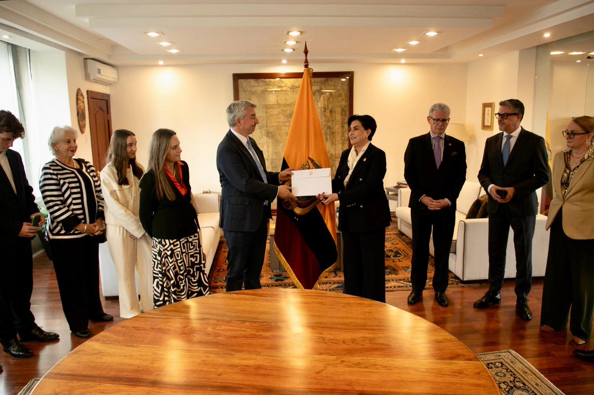 Cancillería del Ecuador 🇪🇨 (@cancilleriaec) on Twitter photo Ecuador y Emiratos Árabes Unidos fortalecen vínculos diplomáticos
La canciller <a href="/gabisommerfeld/">Gabriela Sommerfeld</a> entregó las Cartas Credenciales a Felipe Ribadeneira, nuevo Embajador de Ecuador en Emiratos Árabes Unidos, quien tendrá la misión de consolidar la relación bilateral. Ecuador y Emiratos Árabes Unidos fortalecen vínculos diplomáticos
La canciller <a href="/gabisommerfeld/">Gabriela Sommerfeld</a> entregó las Cartas Credenciales a Felipe Ribadeneira, nuevo Embajador de Ecuador en Emiratos Árabes Unidos, quien tendrá la misión de consolidar la relación bilateral.