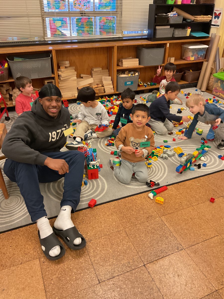 ICONforIllini's tweet image. Always proud to see our Illini student-athletes out in the Champaign community—connecting with fans, supporting local events, and inspiring the next generation!