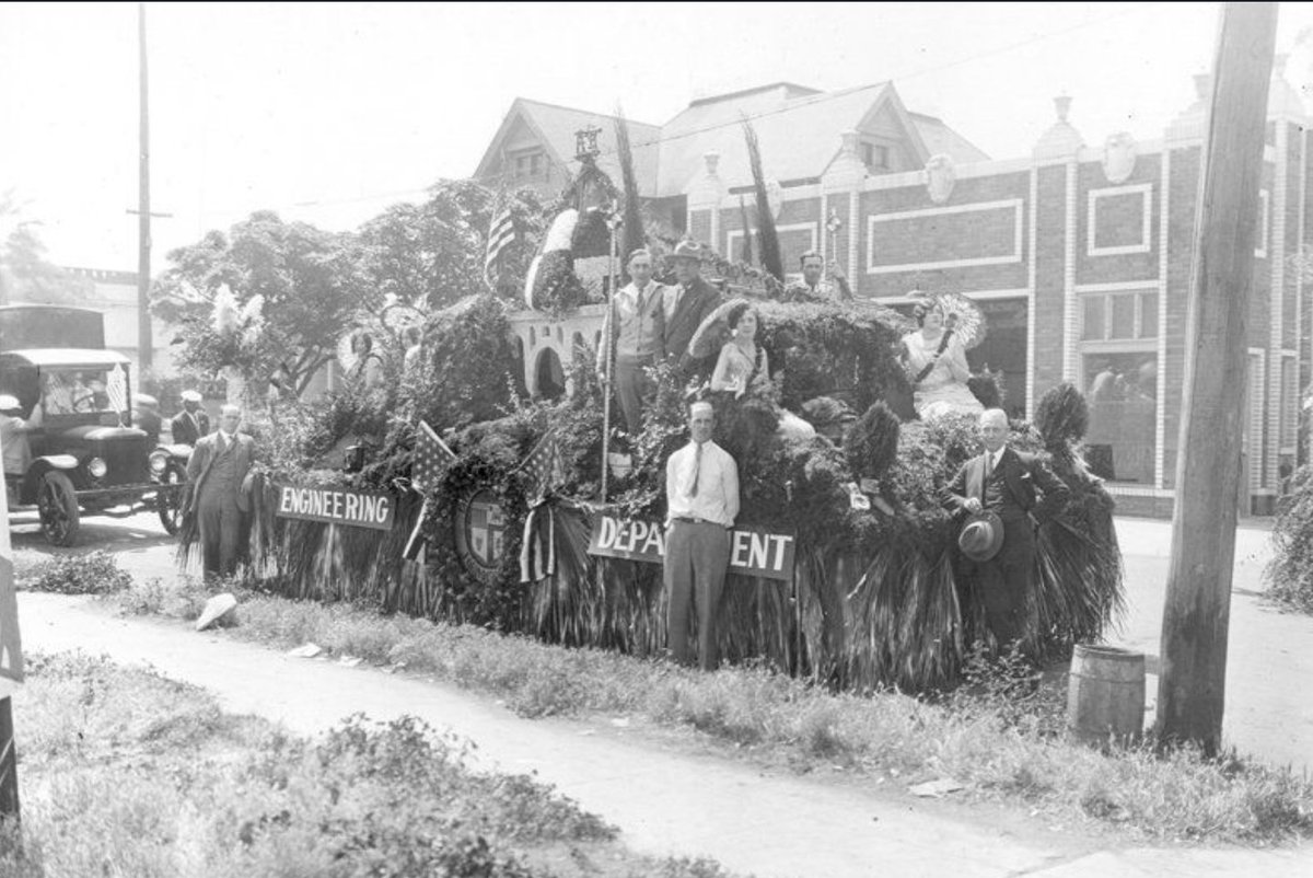 lacityhistory's tweet photo. On April 26, 1928, over 32,000 people, 34 bands took to the streets of Los Angeles for the dedication of City Hall. The parade marked a historic moment, filled with music, speeches, and even an aerial salute by the U.S. Army Aero Squadron 🎉 .  #LAcityhall #lahistory https://t.co/6EsBgjX7Eh
