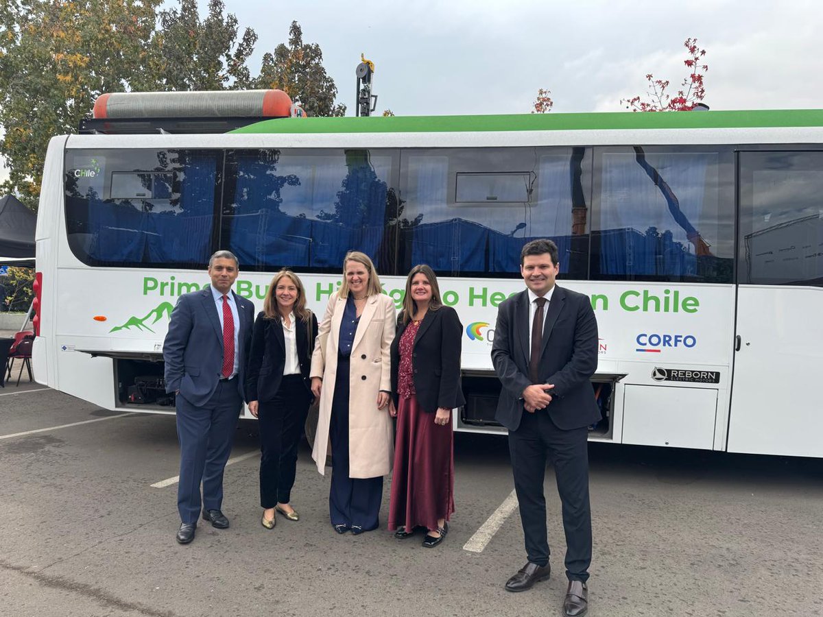 El reconocido experto en tendencias globales, Vikram Mansharamani, visitó el primer bus a hidrógeno de Chile, una innovadora iniciativa de AngloAmerican Chile y Reborn Electric Motors en colaboración con Colbún y Corfo.

Durante el recorrido también estuvieron presentes