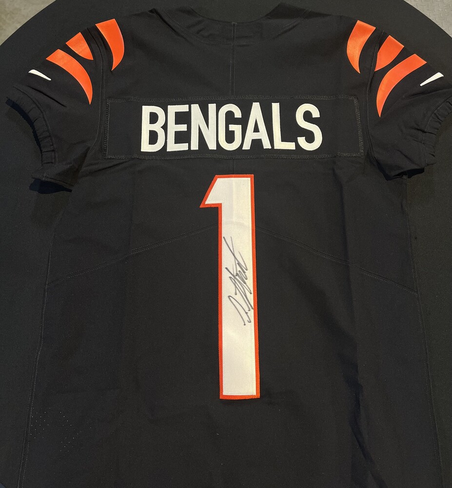 NFL+ (@nflplus) on Twitter photo You can bid on the first #Bengals jersey signed by Shemar Stewart right after being drafted! #NFLDraft
This <a href="/NFLAuction/">NFL Auction</a> is supporting Stewart’s local high school football program <a href="/_MNVikings/">Miami Norland HS Football</a>
🔗: nflauction.nfl.com/shemar-stewart… You can bid on the first #Bengals jersey signed by Shemar Stewart right after being drafted! #NFLDraft
This <a href="/NFLAuction/">NFL Auction</a> is supporting Stewart’s local high school football program <a href="/_MNVikings/">Miami Norland HS Football</a>
🔗: nflauction.nfl.com/shemar-stewart…
