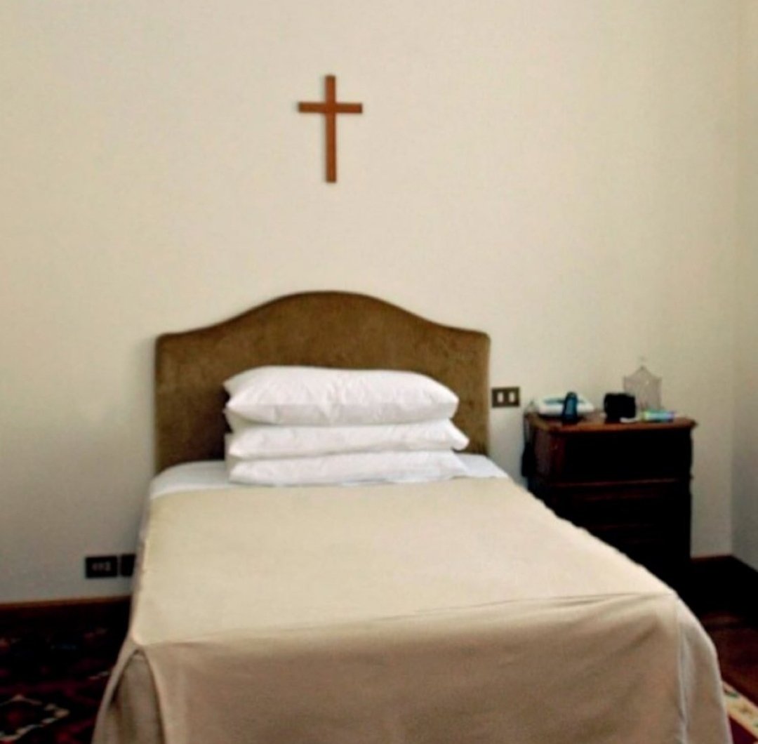 Para much@s que hablan de austeridad y recortes de presupuestos en sus discursos y participan luego de copiosas comitivas... Recuerden que el líder de 1400 millones de personas en el mundo descanso 12 años en la habitación 201 de Santa Marta 
<a href="/Pontifex_es/">Apostolica Sedes Vacans</a> #Francisco #Papa