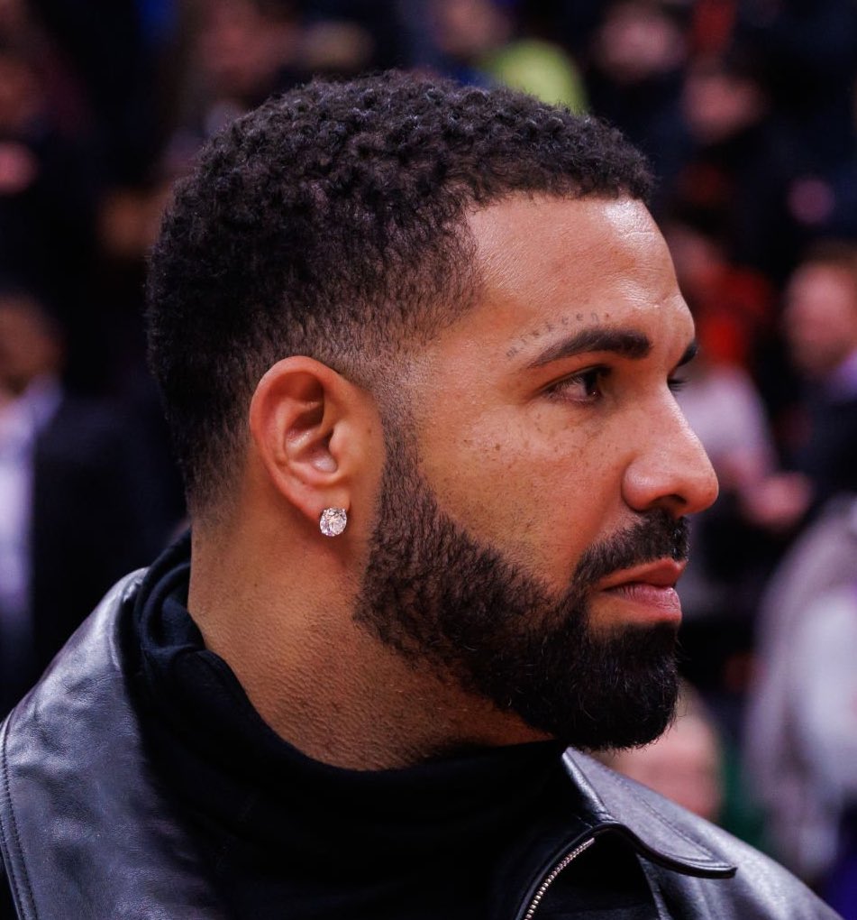 TheDunkCentral's tweet image. Drake put $620K on the Timberwolves to beat LeBron and the Lakers tonight 👀
