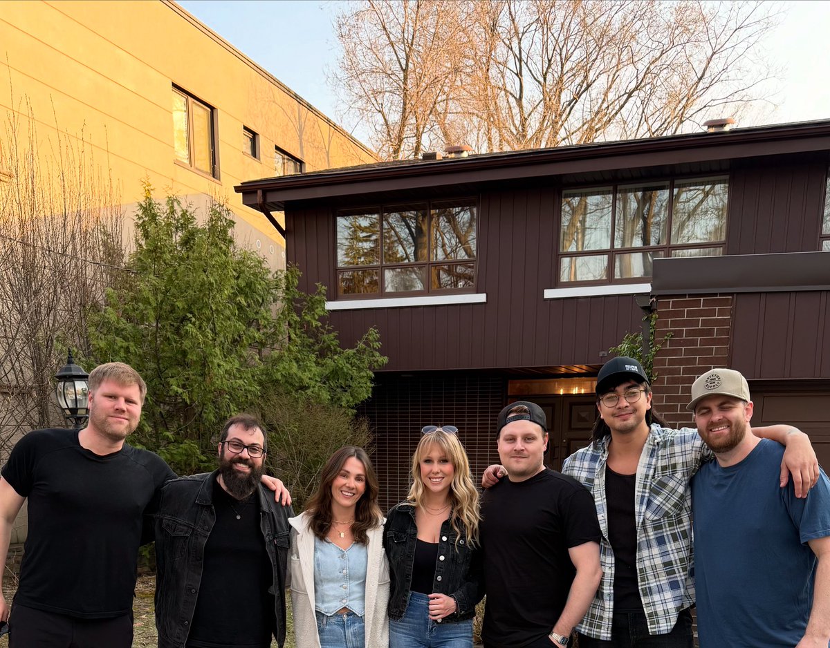 LOVEEE this team and all the shots we got yesterday 📸✌️ New music coming soonnnnn! Pumped to show you guys 🤍🎶

#photoshoot #countrymusic #newmusic