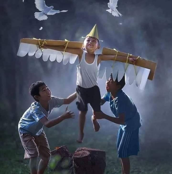 Umut, gecenin koynunda uyuyan 
 bir ışıktır.
Karanlık ne kadar ısrar etse de,
sabah göz kırpmaktan vazgeçmez..