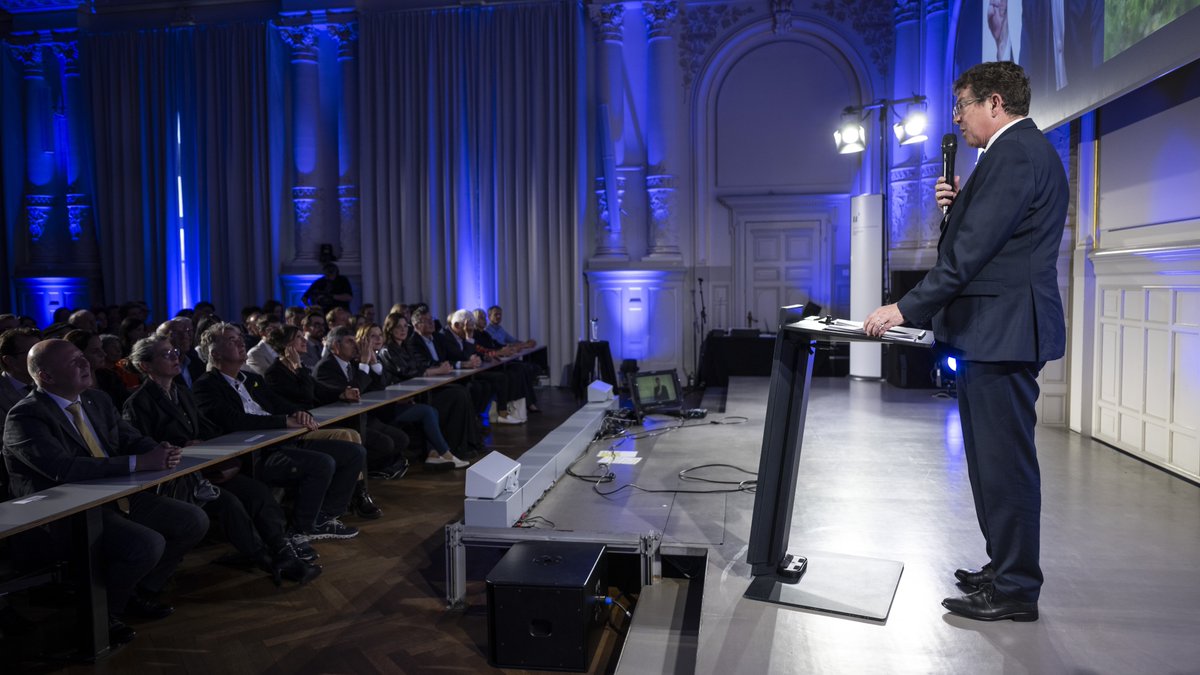 «Pensiamo in immagini. E queste restano.» Allo #SwissPressAward, il #CF #AlbertRösti ha ricordato che la libertà di #stampa comporta responsabilità. In #democrazia abbiamo bisogno di informazioni vere e di #immagini vere. Complimenti ai nominati!

➡️swisspressaward.ch/it/section/swi…