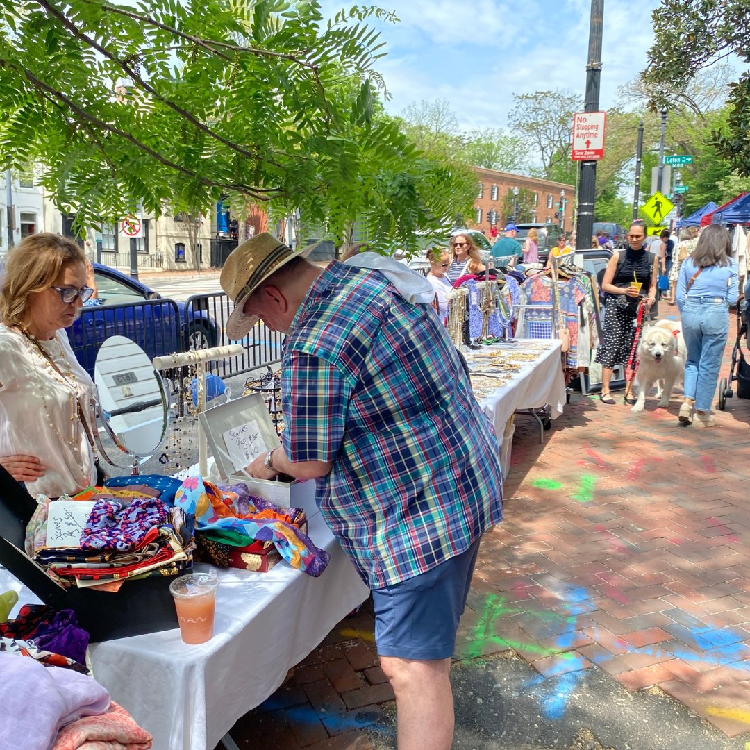Day one of the Georgetown French Market was très bien! 🇫🇷✨ The fun continues this weekend from 11 AM to 5 PM — rain or shine. See you tomorrow! Tap the link bit.ly/3xRZpKz for the full lineup of pop-ups, performances, and more.
#GeorgetownFrenchMarket