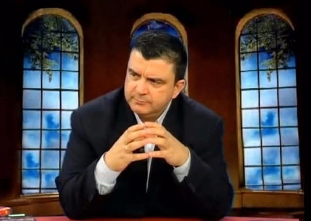 Έλληνες -> Έλληενς -> aliens.

#κάμερα_σε_μένα