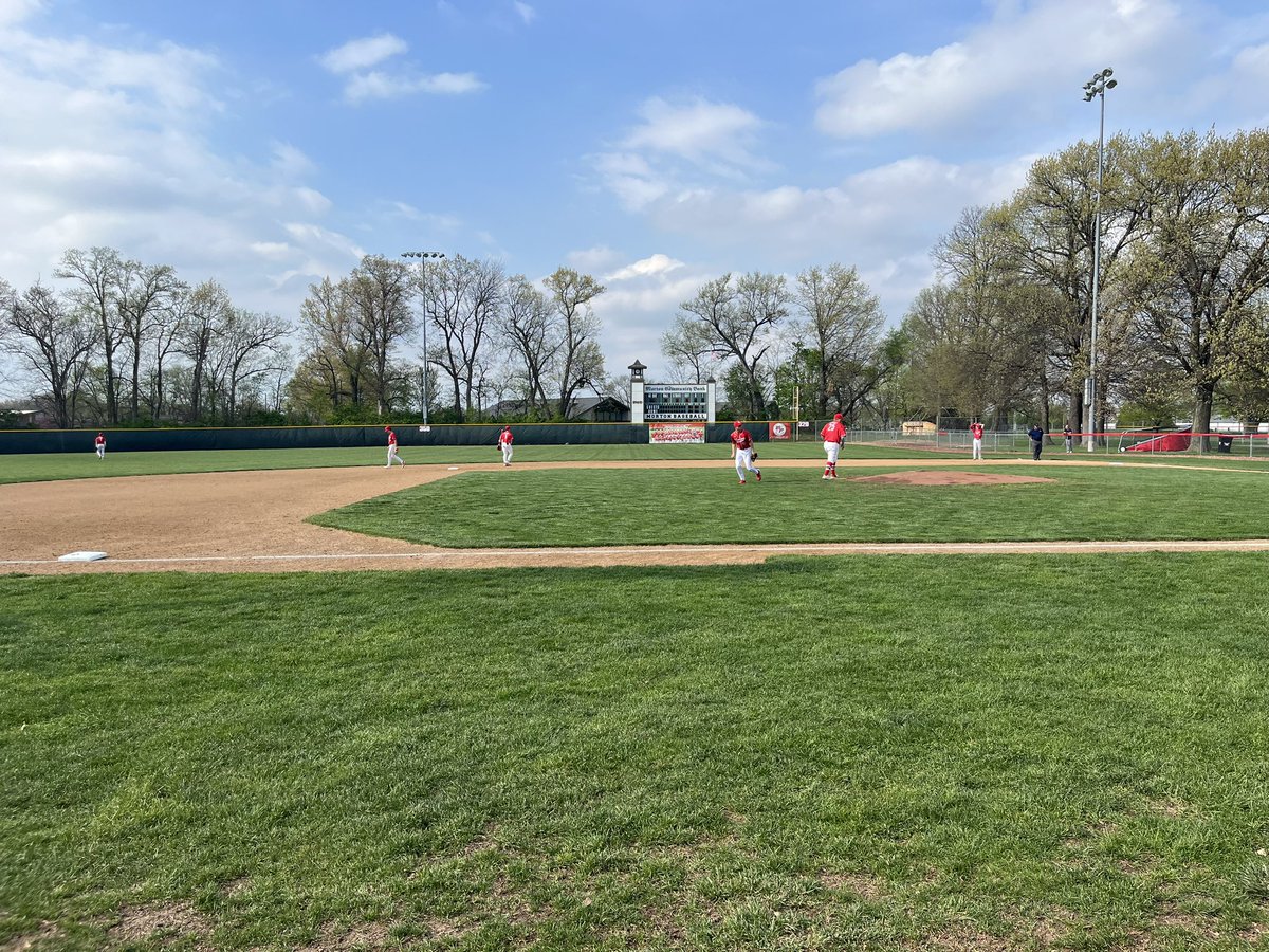 pmc3_83's tweet image. Beautiful day for baseball in Morton.

Potters (14-5) hosting the U-High Pioneers (14-3) in non-conference action. 

Highlights on WMBD tonight at 10.