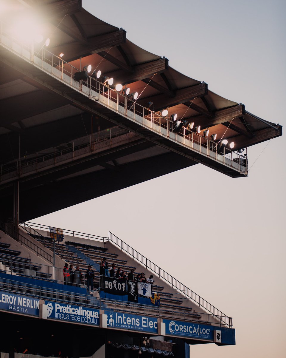 GF38_Officiel's tweet photo. Merci à nos supporters d'avoir frissonné avec nous ! Bon retour et bonne nuit à tous les Grenoblois !

🔵 2-3🤍 #SCBGF38 https://t.co/qPmxervLNx