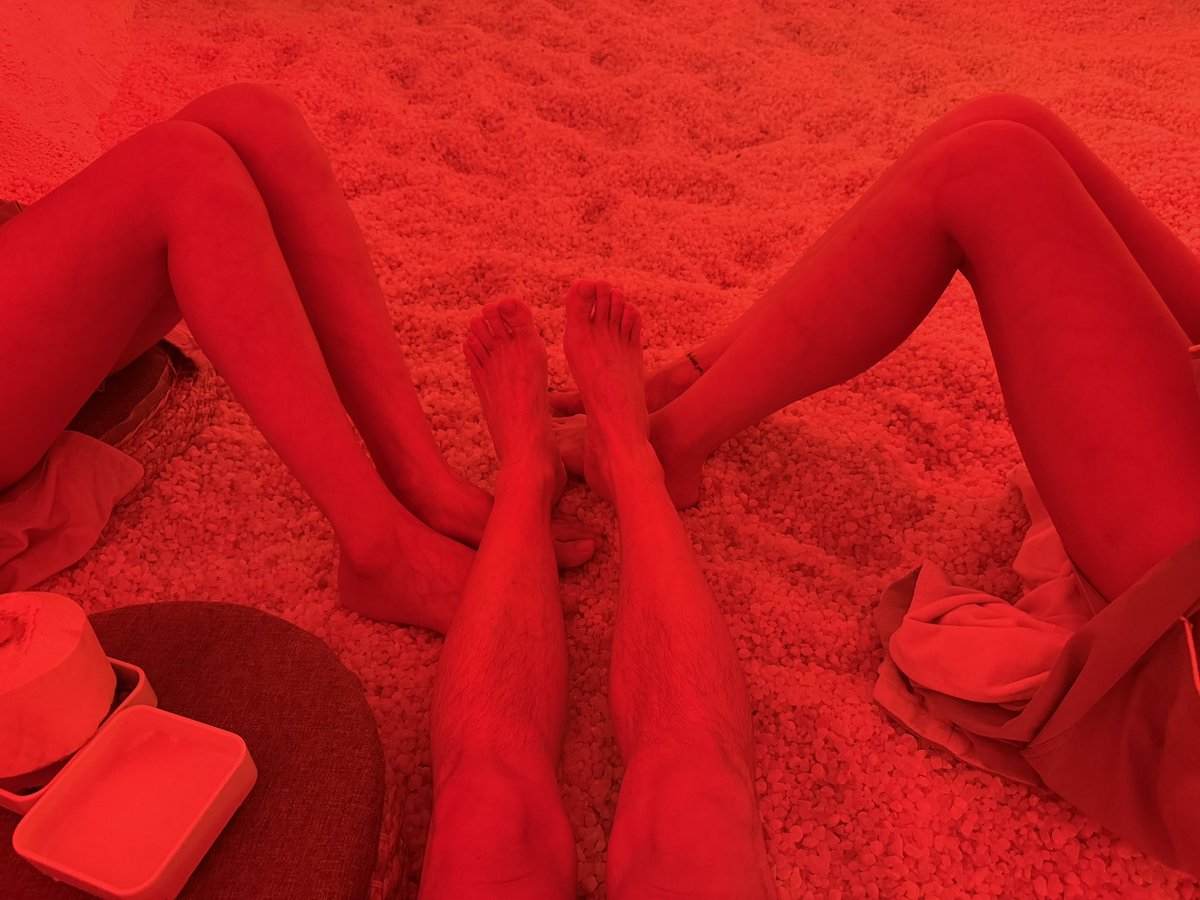 带上俩女人去蒸桑拿，论腿长我是最短的。对了，下周去杭州出差，大家说带她们俩哪一个好呢。还是两个都带上？