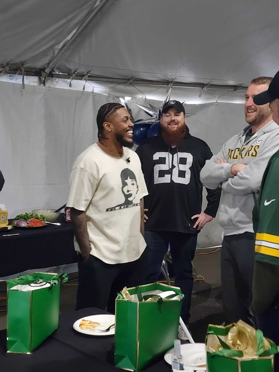 NFLALLDAY's tweet image. Our guy @iAM_JoshJacobs is in the house hanging out with ALL DAY collectors at the #NFLDraft 💪

Sources: He just opened an ALL DAY account