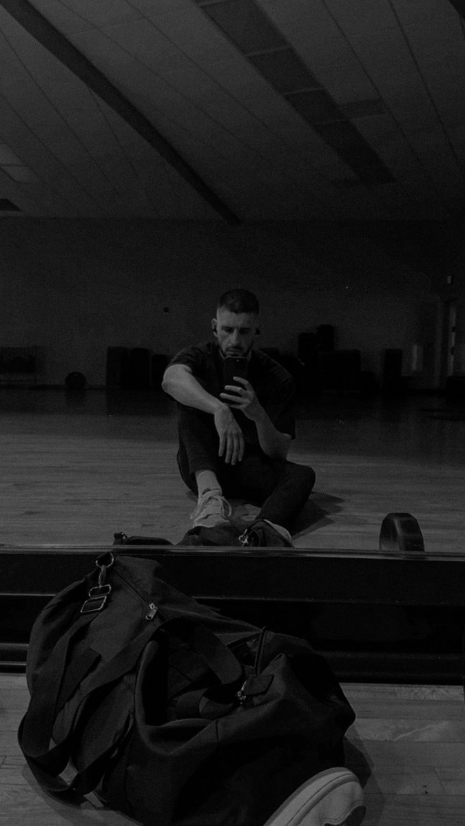 ✖️|| If I live in b&amp;w I’ll have no clue what color my portfolio is today. 

Also it’s leg day.