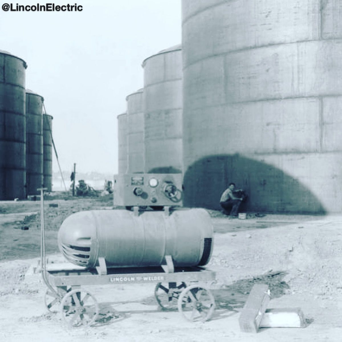 Fabricating storage tanks at Wilshire Oil Co. in Santa Fe Springs, CA, January 1936.

#FlashbackFriday #FBF #WeldRed #WeldRedNation