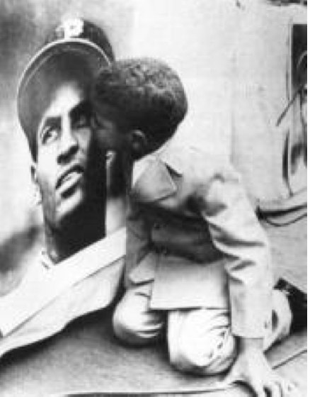 Roberto Clemente, Jr., kissing his father’s picture.